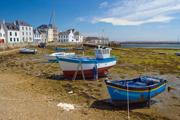 Barche dopo il flusso in isola Sein., Francia . — Foto Stock