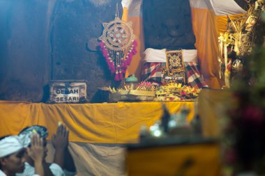 Endonezya rahipler bir mağarada dua