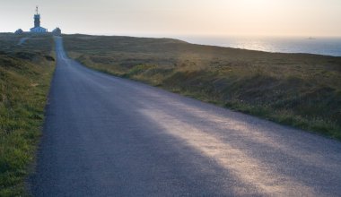 Deniz feneri günbatımı, Fransa için yol.