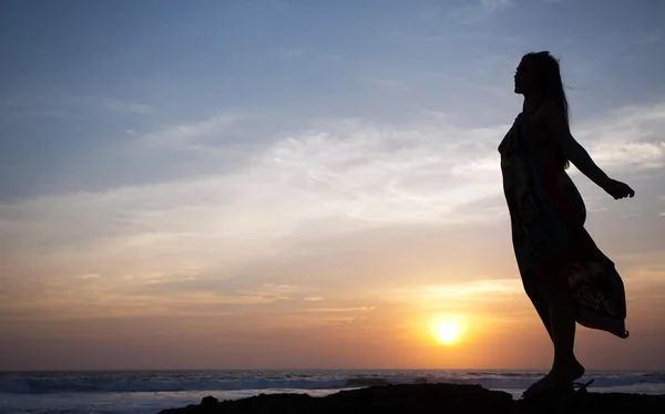 Beautiful girl relaxes on background of ocean — Stock Photo, Image