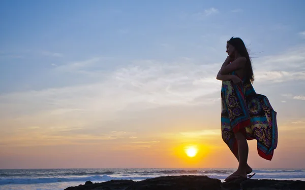 Menina bonita relaxa no fundo do oceano — Fotografia de Stock