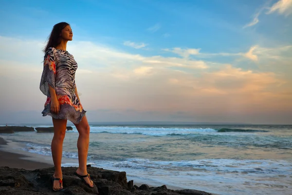 Güzel kız okyanus arka plan üzerinde rahatlatır — Stok fotoğraf