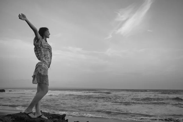 Menina bonita relaxa no fundo do oceano — Fotografia de Stock