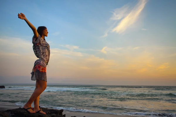 Beautiful girl relaxes on background of ocean — Stock Photo, Image