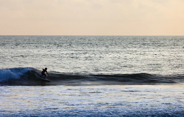 Surfer on Blue Ocean Wave in Bali, Indonesië — Stockfoto