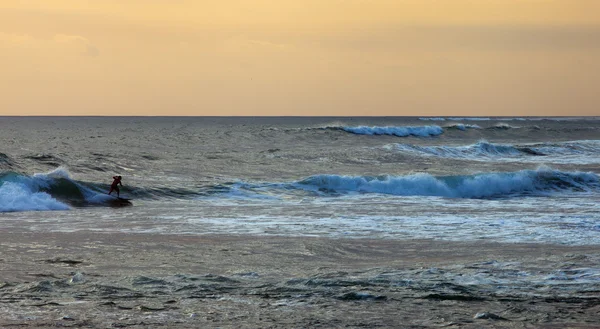 Surfer on Blue Ocean Wave in Bali, Indonesia — Stock Photo, Image