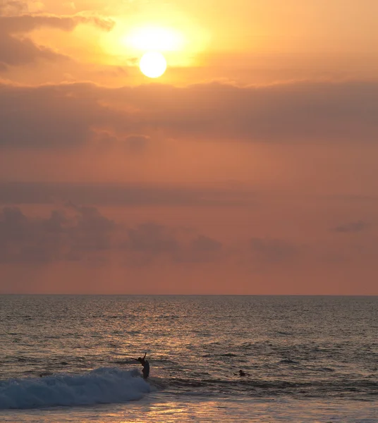 Surfista andando ao pôr-do-sol em Ocean Wave — Fotografia de Stock