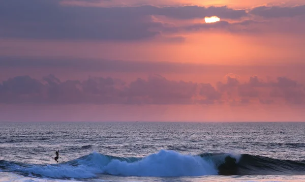 Surfista andando ao pôr-do-sol em Ocean Wave — Fotografia de Stock