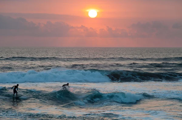 Surfista andando ao pôr-do-sol em Ocean Wave — Fotografia de Stock