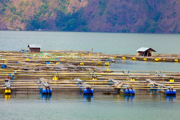 Pueblo de pescadores cerca del lago en el volcán Batur — Foto de Stock