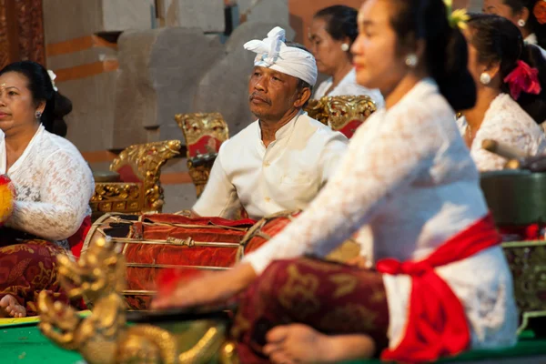 Endonezya müzisyenler halk aletleri oynamak — Stok fotoğraf