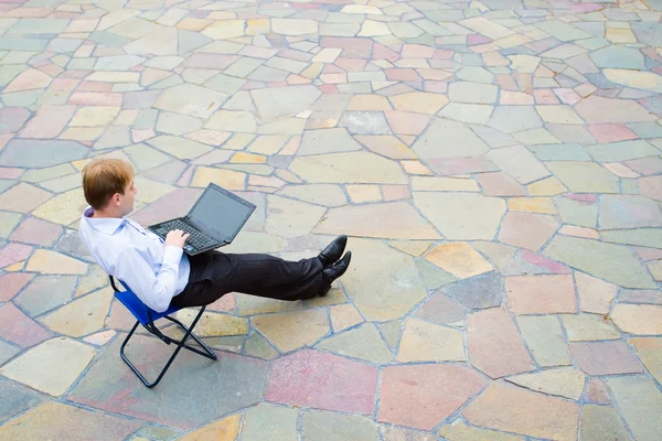 A businessman working on the street — Stock Photo, Image