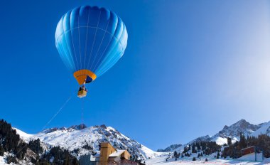 Dağ, berrak mavi gökyüzünün yukarıda uçan balon