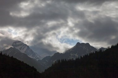 Gece bulutları dağlarda.