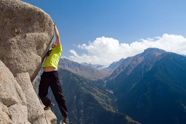 Zirve üstündeki genç yetişkin tırmanma