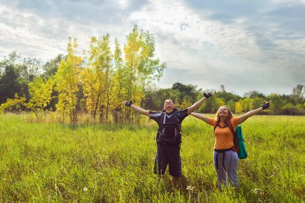 Gelukkige jonge paar wandelen in de herfst — Stockfoto