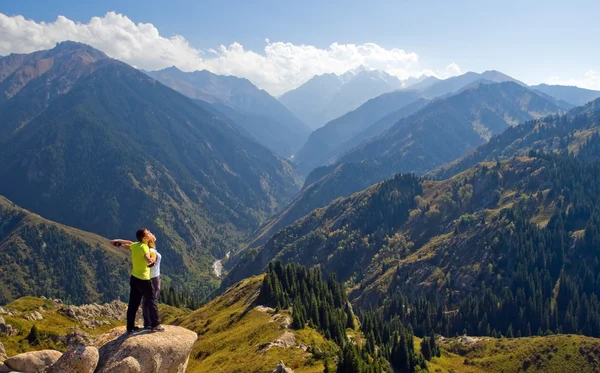 Meditating couple at summit — Stock Photo, Image