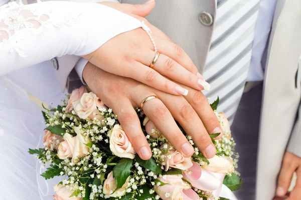 Die Hände eines frisch verheirateten Paares — Stockfoto