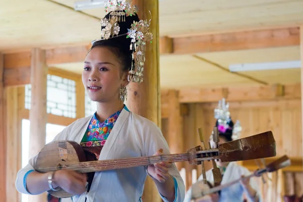 Zhaoxing Köyü Dong şarkıcı kadın gitar çalmak — Stok fotoğraf