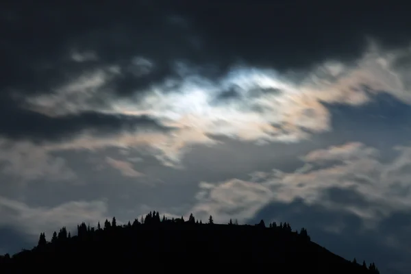 Nuvole notturne in montagna . — Foto Stock