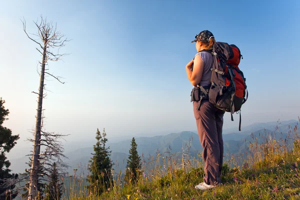 Una joven en las montañas al atardecer — Foto de Stock