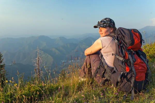 Una joven en las montañas al atardecer —  Fotos de Stock