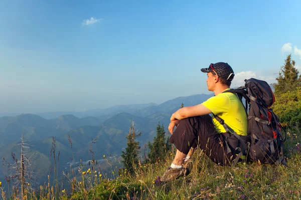 一个年轻人在山区海上日落 — 图库照片