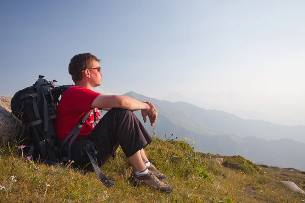 Jovem relaxante após caminhadas . — Fotografia de Stock