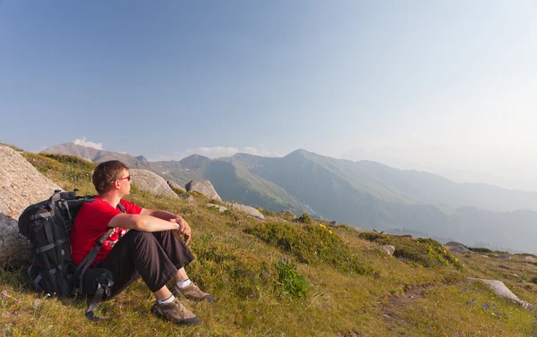 Jonge man ontspannen na wandelen. — Stockfoto