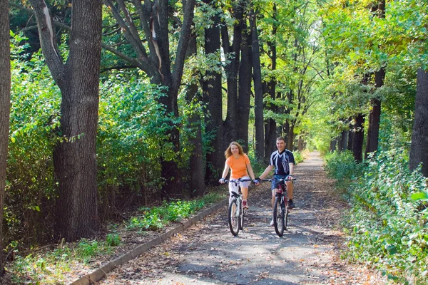 Yong pareja viajar en bicicleta juntos Fotos de stock