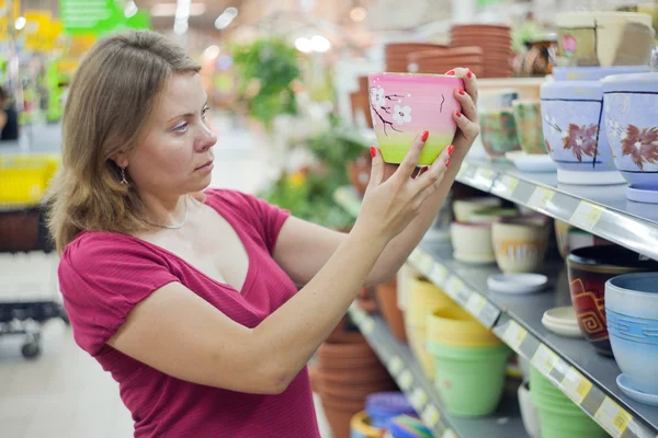 Uma mulher num supermercado . — Fotografia de Stock