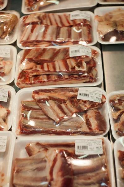 Balené maso v supermarketu — Stock fotografie