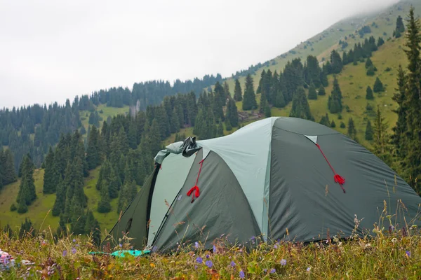 The tent in the mountain — Stock Photo, Image