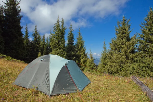 The tent in the mountain — Stock Photo, Image