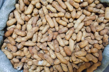 pazarda yer fıstığı.