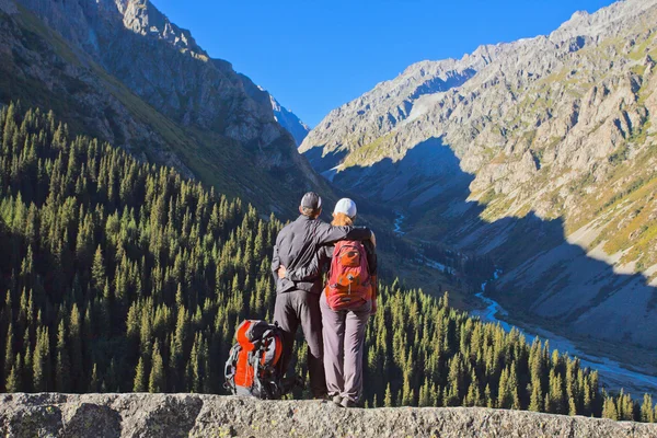 Tourist couple in Ala-Archa valley, Kyrgyzstan. — Stock Photo, Image