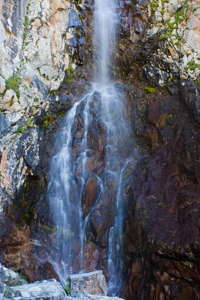 Wasserfall in den Bergen, ala-archa, Kyrgyzstan. — Stockfoto