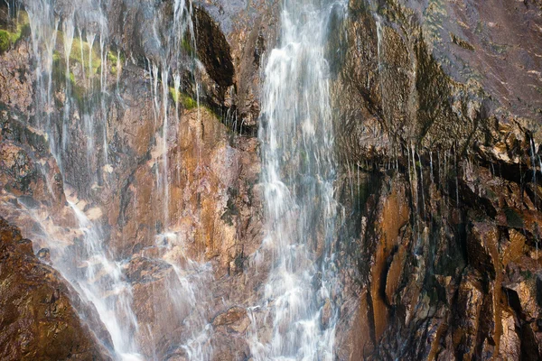 Водопад в горах, Ала-Арча, Кыргызстан . — стоковое фото