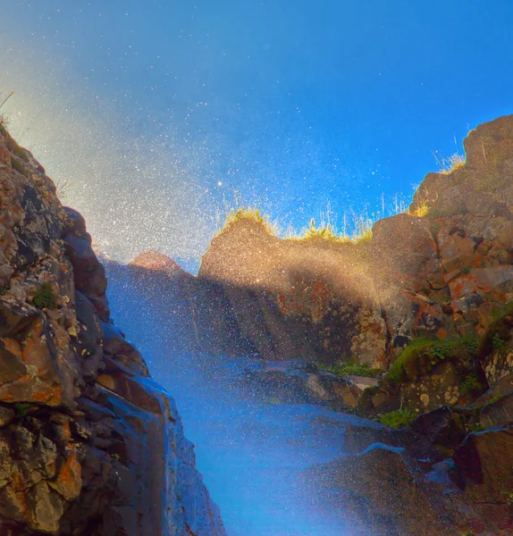 Cachoeira com luz solar nas montanhas, Ala-Archa, Quirguistão . — Fotografia de Stock