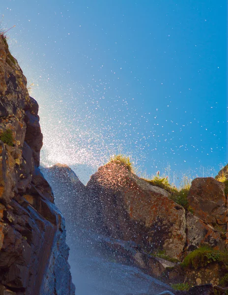 Водопад с солнечным светом в горах, Ала-Арча, Кыргызстан . — стоковое фото