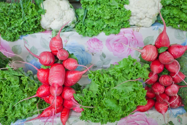 Rabanete e couve-flor no mercado . — Fotografia de Stock