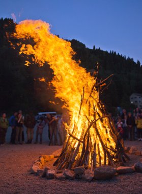 Dağlarda kamp ateşi.
