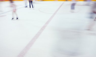 İnsanlar buz pateni.