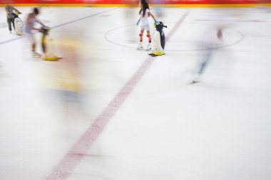 Buz pateni pisti evlat.