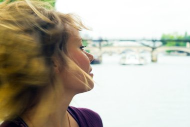 Seine, Paris bir kız portresi