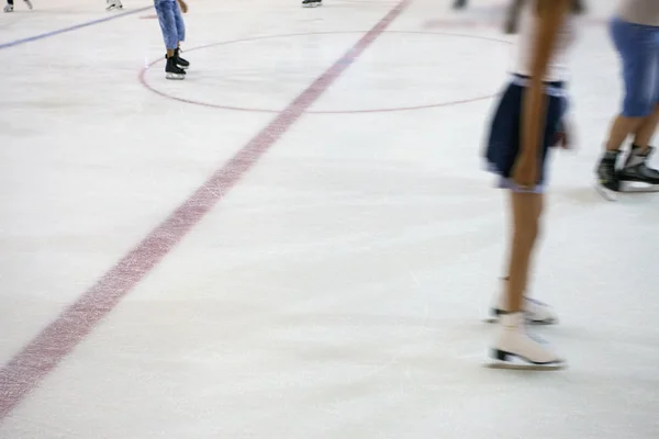 アイス スケート場での人々. — ストック写真