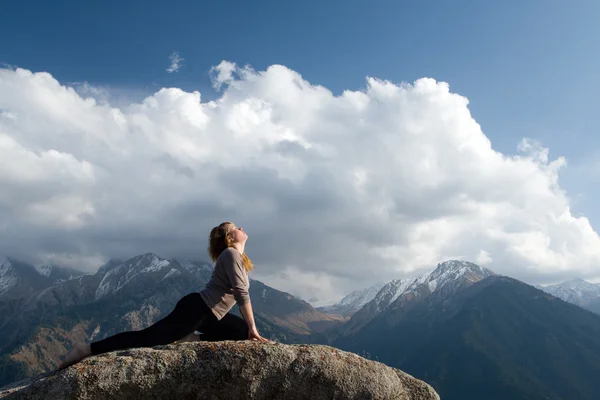 Zirvede Yoga — Stok fotoğraf