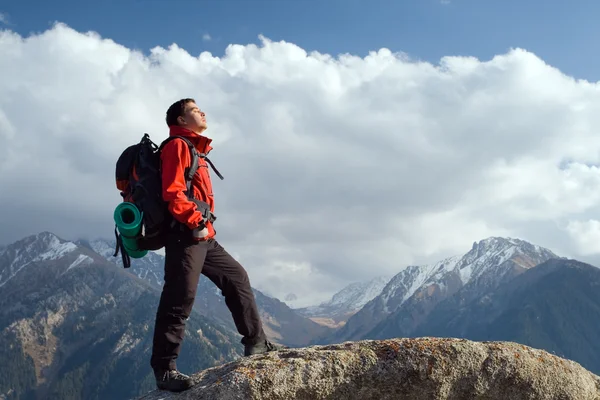 Climbing young adult at the top of summit — Stock Photo, Image