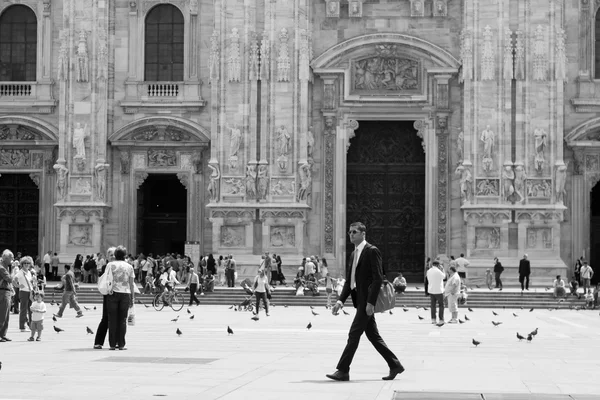 Pessoas no fundo da catedral de Duomo — Fotografia de Stock