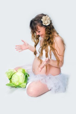 Beyaz arka planda hamile bir kadın..